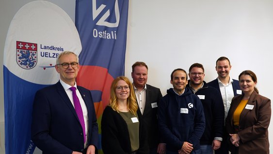 (v.l.n.r.) Landrat Dr. Heiko Blume, Dr. Levke Walten (Mittelstand-Digital Zentrum Hannover), Thomas Knaack (INNO.NON), Sebastian Kielmann (catchHR), Simon Wagner (Mittelstand-Digital Zentrum Hannover), Jan Kräuter (Wirtschaftsförderung Uelzen), Prof. Dr. Kirsten Wegner (Fakultät H, Ostfalia Hochschule). Foto: Ostfalia/Ruhm