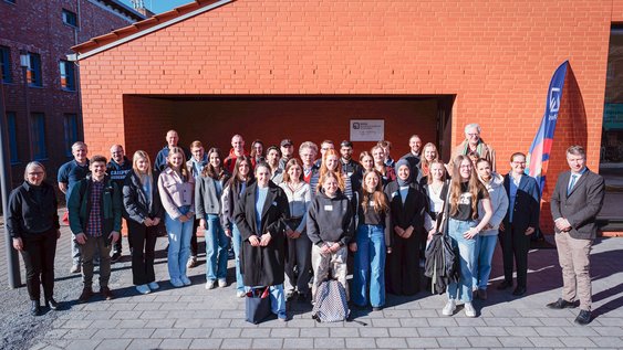 Gruppenfoto der neuen Studierenden am Campus Suderburg. Pressefoto: Leon Tonhäuser/Ostfalia