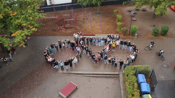 Gruppe von Menschen stellt Fahrrad dar