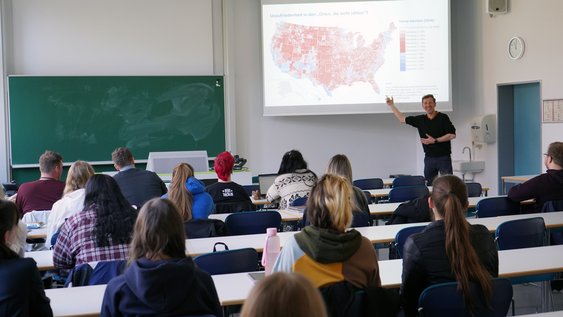 HEG-Schülerinnen und Schüler im Seminar "Gender, Diversity und Interkulturalität" von Prof. Dr. Jörg Plöger, Nach der Einführungen mit vielen Praxisbeispielen in der Veranstaltung „Naturnaher Wasserbau“ gibt Prof. Dr.-Ing. Thorsten Albers in der Wasserbauversuchshalle vertiefende Einblicke zur Möglichkeit der wissenschaftlichen Bewertung der vorgestellten Maßnahmen., HEG-Schülerinnen und Schüler im Logistiklabor, HEG-Schülerinnen und Schüler beim HuL-Seminar, Im LeFo