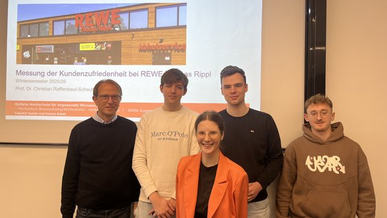 Prof. Dr. Rafflenbeul-Schaub (links im Bild) mit Studierenden des Wahlpflichtfachs bei der Ergebnispräsentation. Foto: Ostfalia/Kruckenberg