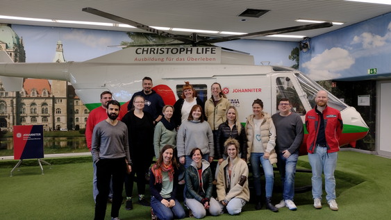 Die Studierenden vor dem Helikopter in der Johanniter Akademie