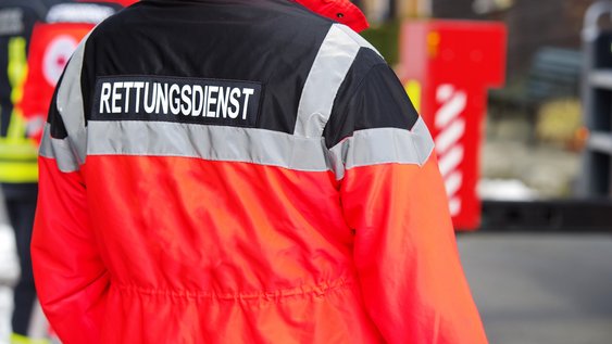Mitarbeiter im Rettungsdienst von hinten
