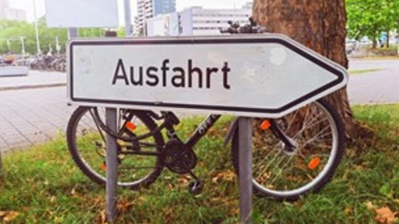 Schild "Ausfahrt" mit einen angelehnten Fahrrad