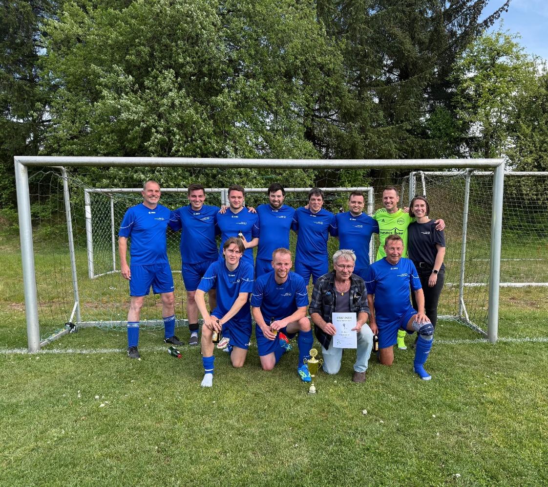 Mannschaftsfoto des Ostfalia-Teams inklusive Betreuer:innen