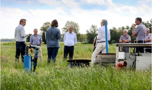 Dr. Heinrich Höper (links) erläutert Ministerpräsident Stephan Weil (Mitte) die Versuche zur Unterflurbewässerung im Gnarrenburger Moor 