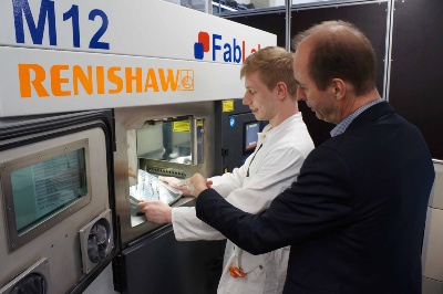 Student Fabian Sprenger und Prof. Dr. Christoph Haats mit Bauteilen aus dem neuen 3D Drucker von ZaF.