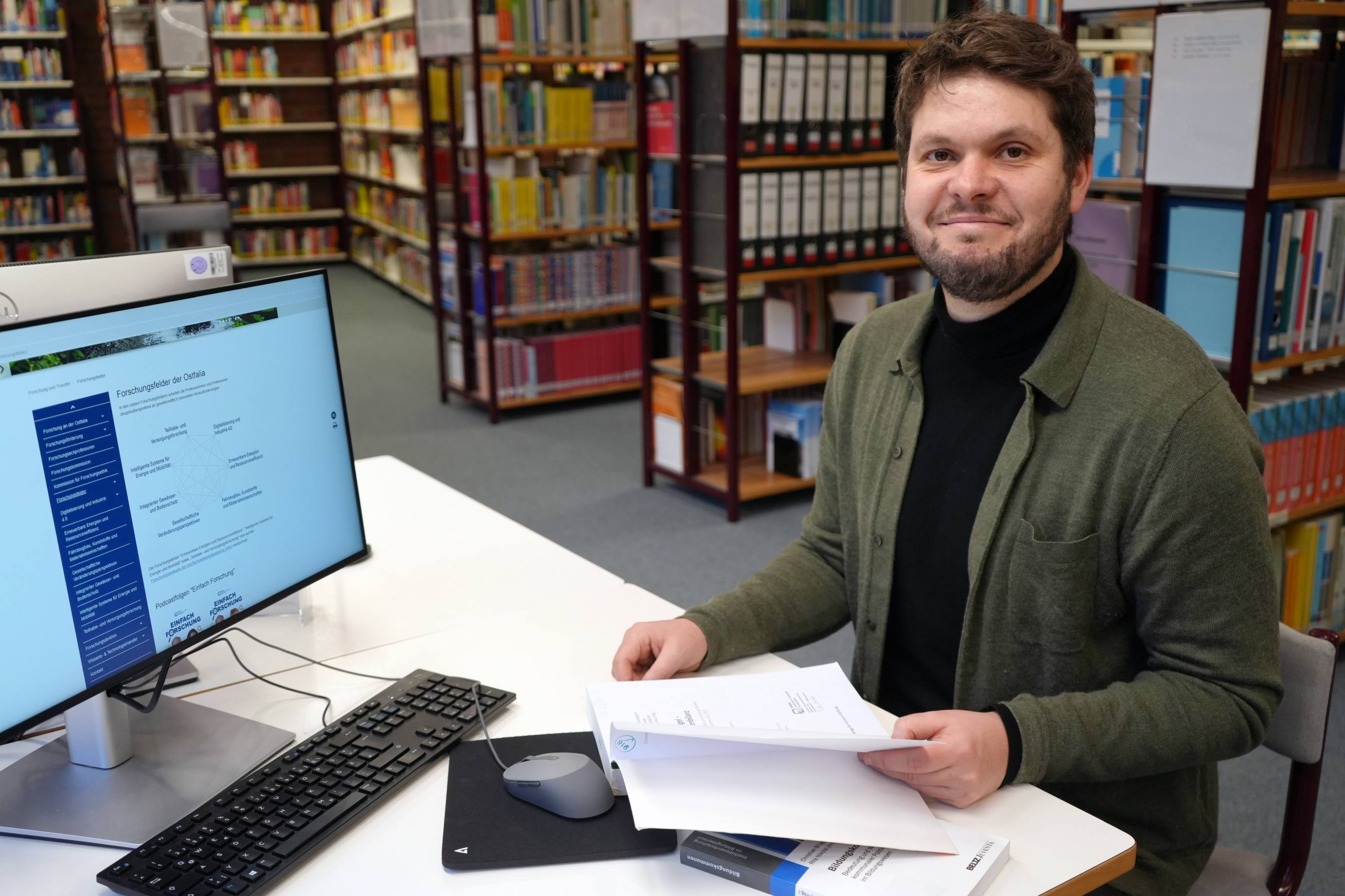 Prof. Dr. Björn Hermstein in der Bibliothek der Ostfalia Hochschule am Campus Suderburg.