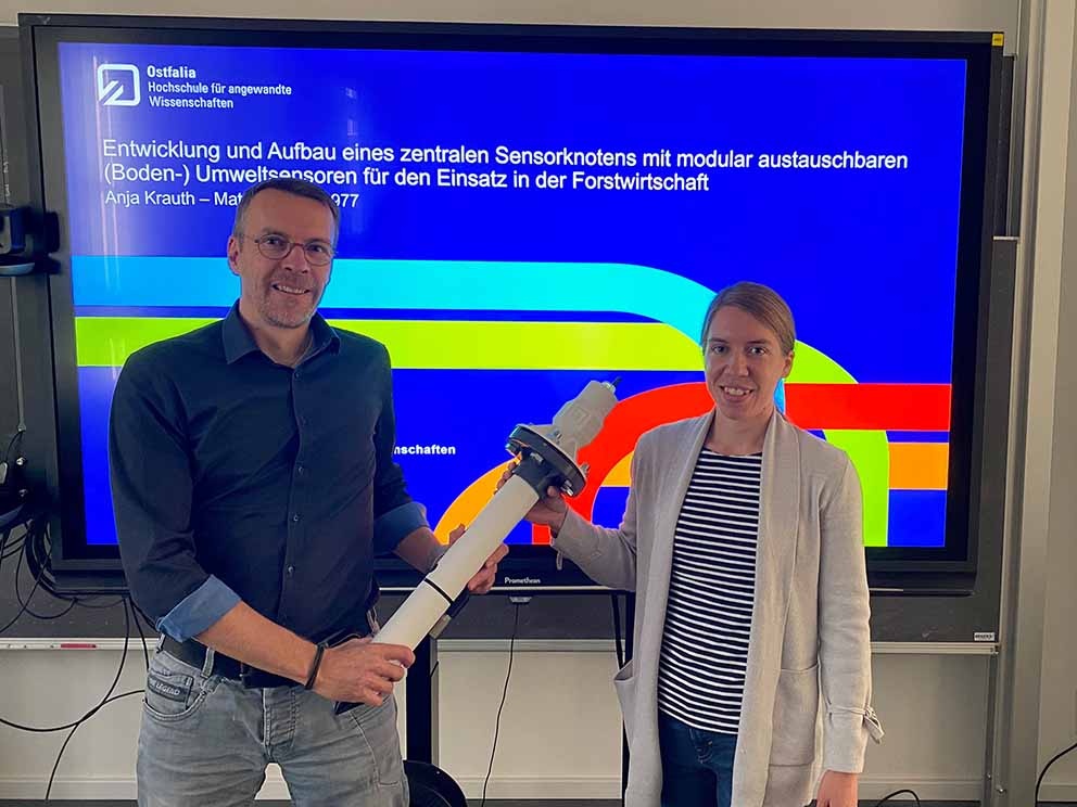 Prof. Dr. Andreas Ligocki und MasterabsAbsolventin Anja Krauth mit dem entwickelten Bodensensor.