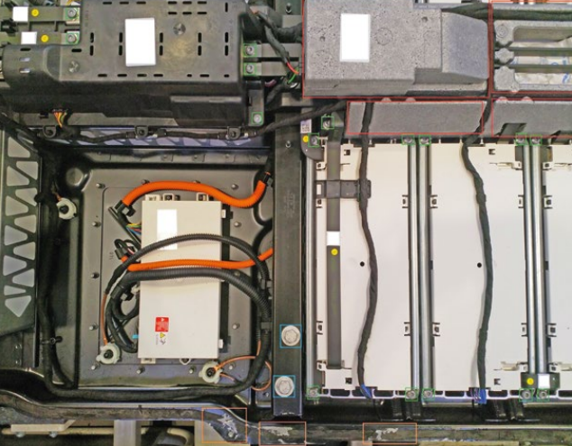 Das Innenleben einer Elektrofahrzeug-Batterie ist aufgrund vielfältiger Merkmale für einen Roboter schwer zu demontieren: Schraube Typ A (blau umrandet), Schraube Typ B (grün), Sonderwerkstoff (rot), irreguläre Oberflächenstruktur (orange).