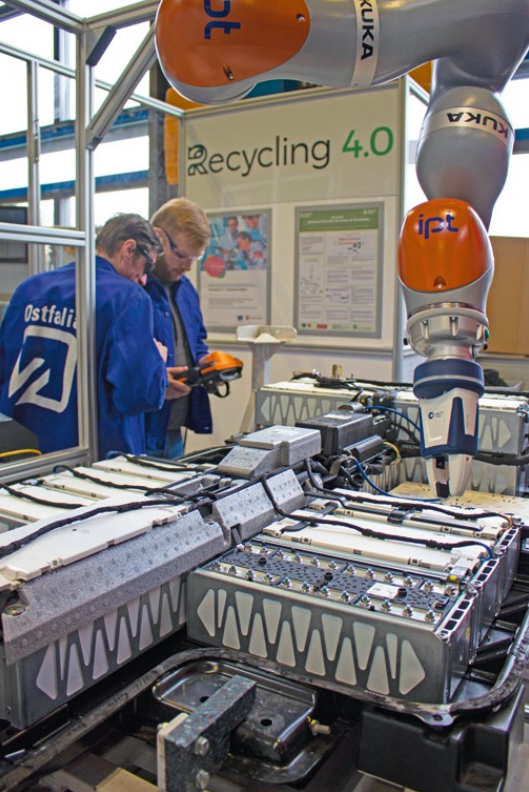 Der neue automatisierte Demontagetisch für Elektro-Traktionsbatterien an der Ostfalia Hochschule soll das Recycling vereinfachen und effizienter gestalten.