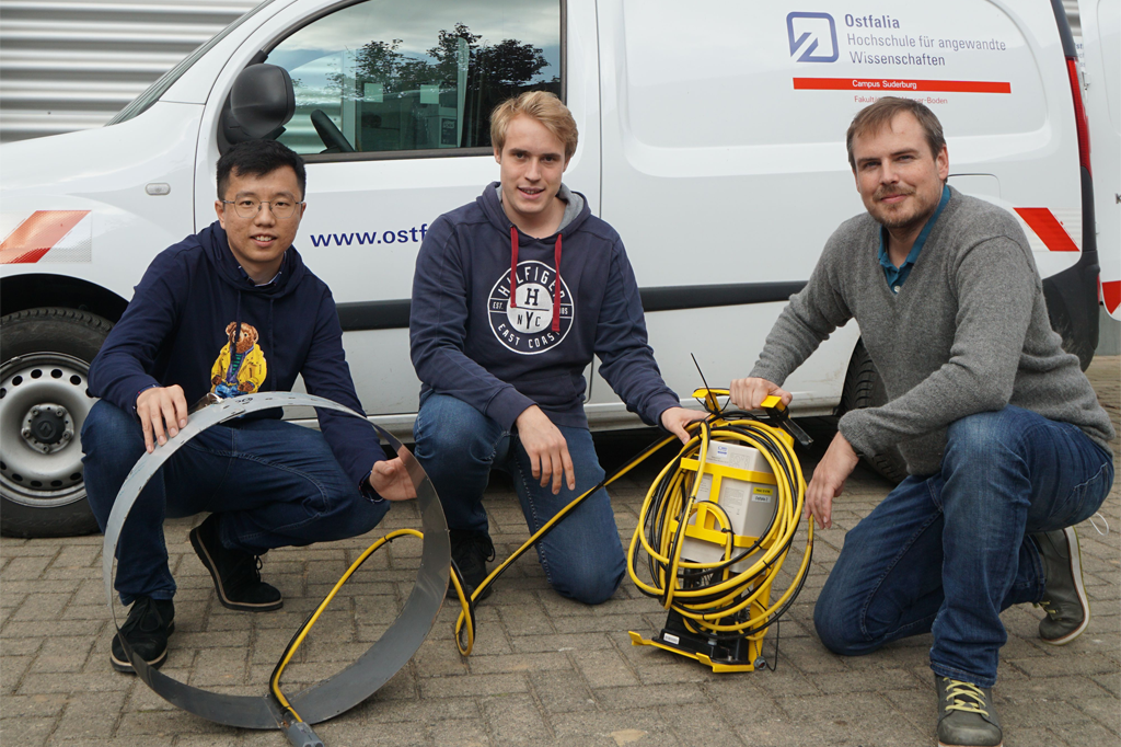 Integrierter Gewässer- und Bodenschutz - wissenschaftlicher Mitarbeiter Yibo Zhu; Praktikant Julius Look; Prof. Markus Wallner mit dem Durchflussmesser (von links nach rechts)