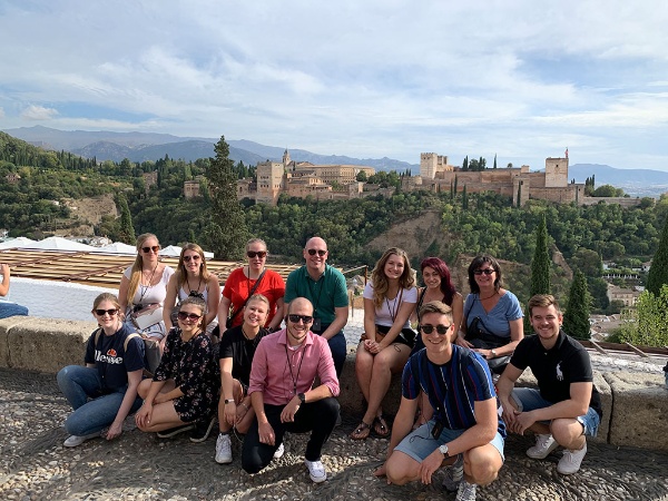 Die Exkursionsteilnehmer auf einer Stadtführung in Granada - im Hintergrund die Alhambra