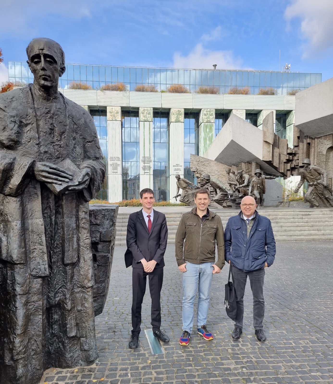 21-10-25-Prof. Dr. Udo W. Becker, Dr. Paweł Kowalski und Prof. Dr. Winfried Huck vor dem Obersten Gericht der Republik Polen als höchste Instanz in Zivil- und Strafsachen in Warschau, Polen