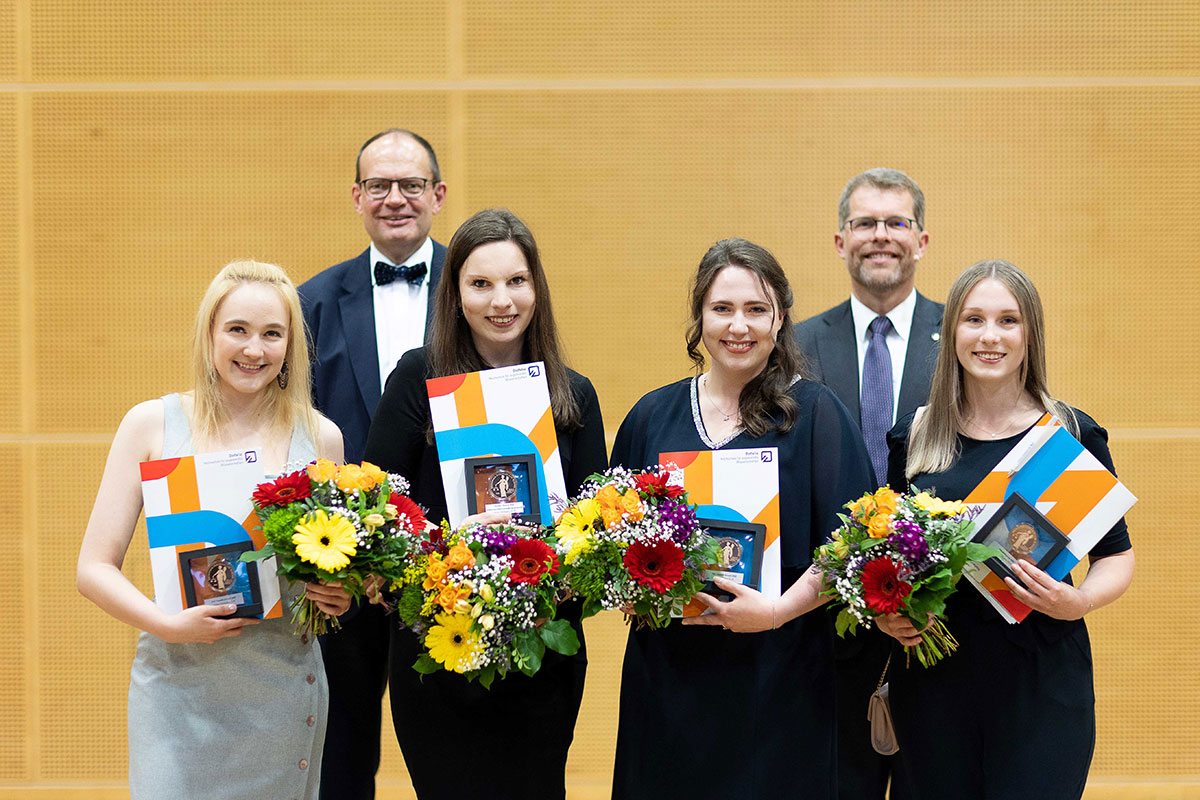 Vier der insgesamt fünf Preisträgerinnen, Janina Seemann, Leonie Seebauer, Isabel Weibler und Maren Praetz (vordere Reihe von links), mit Studiendekan Prof. Dr. iur. Ralf Imhof und Dekan Prof. Dr. iur. Kai Litschen (hintere Reihe von links). Foto: Judith Lübeß/Ostfalia