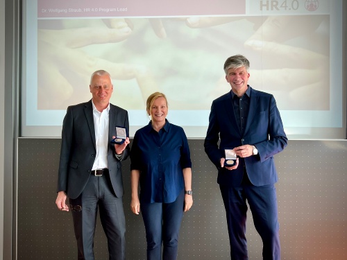 Thomas Schiener (links) und und Dr. Wolfgang Straub (rechts) zusammen mit Dr. Irina Kummert