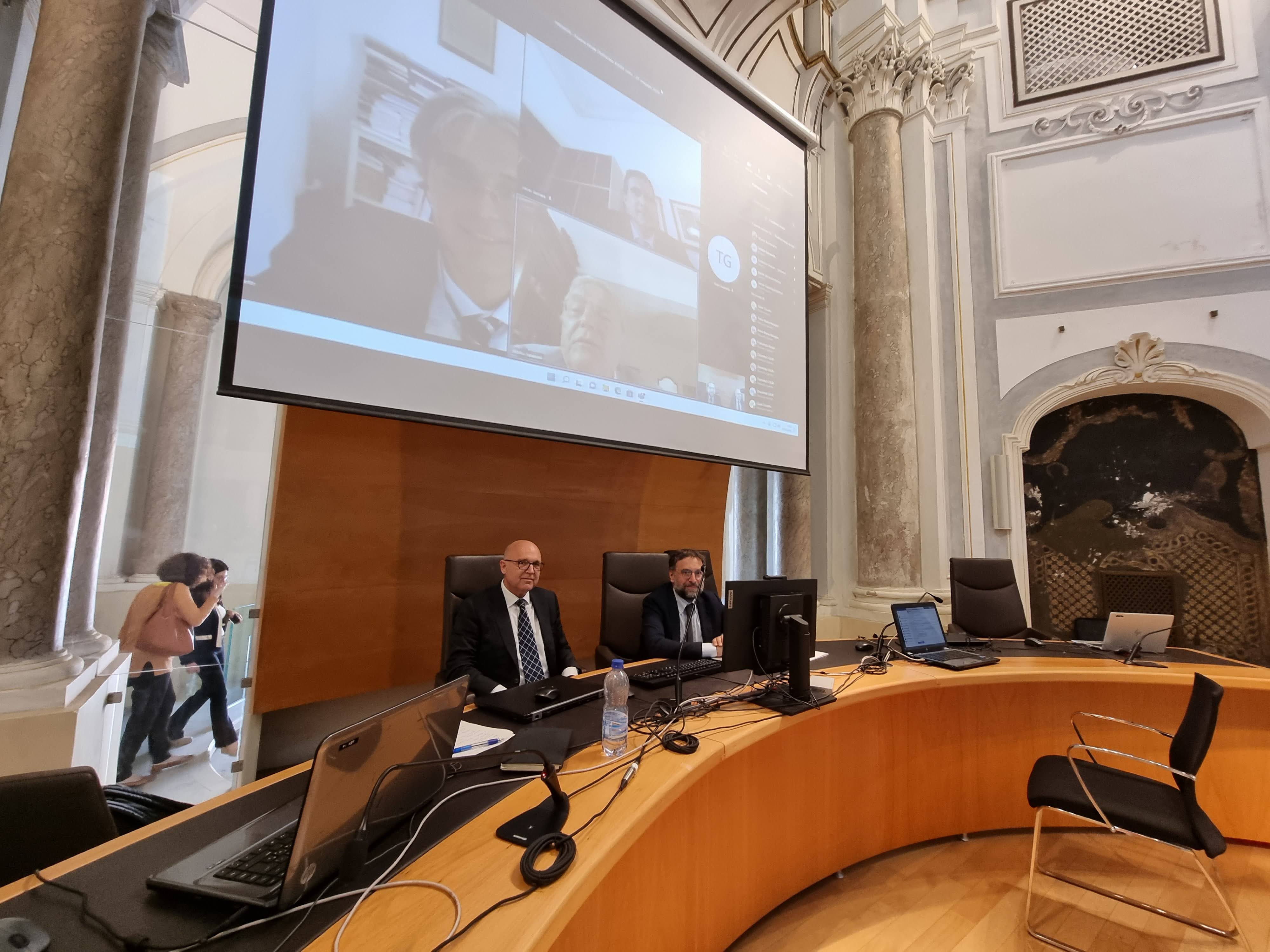 v.l.n.r. Prof. Dr. Winfried Huck, Prof. Dr. Marco Borraccetti im Auditorium der ehemaligen Chiesa della Purità in Catania