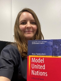 Anna-Theresia Krein zeigt ihr Buch "Model United Nations"