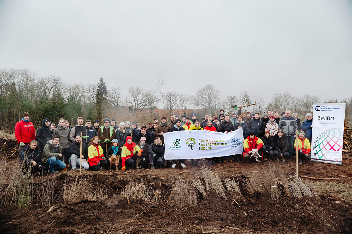Group photo from the project "Trees for the Oxygen of the Future" - "Bäume für den Sauerstoff der Zukunft"