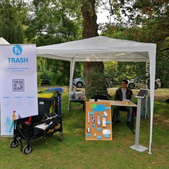 Shahryar Tavana am Trash-Tracker-Stand beim Nachhaltigkeitsmarkt von Kultur im Zelt in Braunschweig