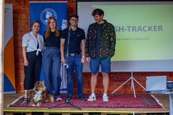 Die Trash-Tracker beim Reallabor Hagenmarkt im Juni 2022 in Braunschweig (v.ln.r.: Nadja Winter, Eva Kosok, Shahryar Tavana, Christopher Kloska); Bild: Inga Stang