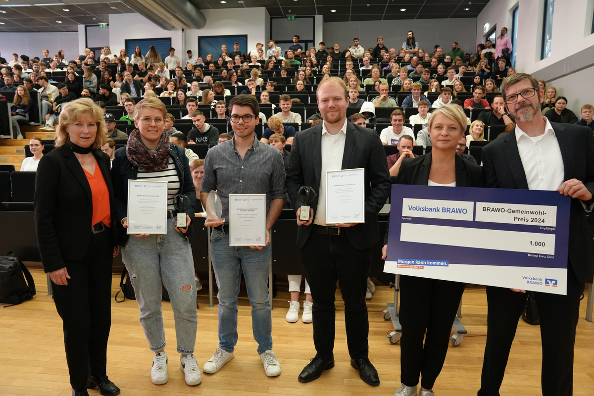 Verleihung des BRAWO-Gemeinwohl-Preises an der Ostfalia Hochschule Campus Wolfsburg: (von links) Claudia Kayser, Leiterin der Direktion Wolfsburg der Volksbank BRAWO, die ausgezeichneten Studierenden Janine Klänelschen, Shahryar Tavana, Jan Loewe, sowie EngagementZentrum-Geschäftsführerin Monika Schmidt und Ostfalia-Vizepräsident Thomas Benda.