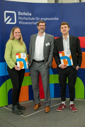 Mit Deutschlandstipendien ausgezeichnet: Annika Wrede (links) und Nico Lange (rechts); in der Mitte steht Prof. Dr.-Ing. Thomas Benda, Vizepräsident für Lehre der Ostfalia