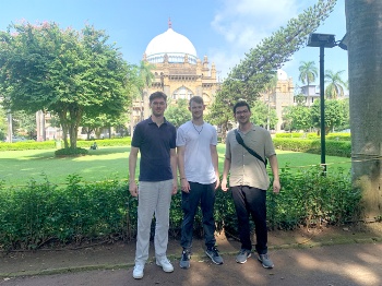 Die drei BELS-Studenten vor dem Chhatrapati Shivaji Maharaj Vastu Sangrahalaya, einem Museum in Mumbai, Indien