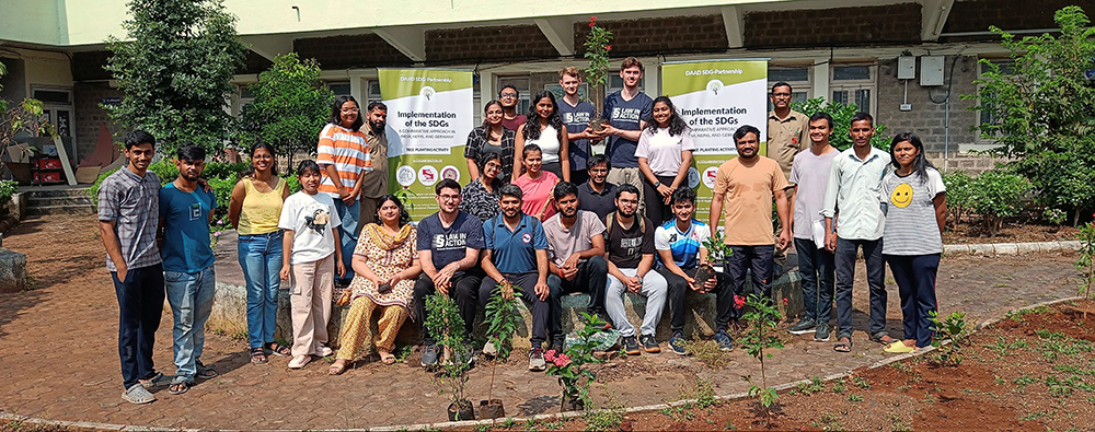 Gruppenbild im Rahmen der Pflanzaktion eines Schmetterlingsgartens auf dem Gelände des Department of Ancient Indian History, Culture and Archaeology am Deccan College Post-Graduate & Research Institute (Deemed University).