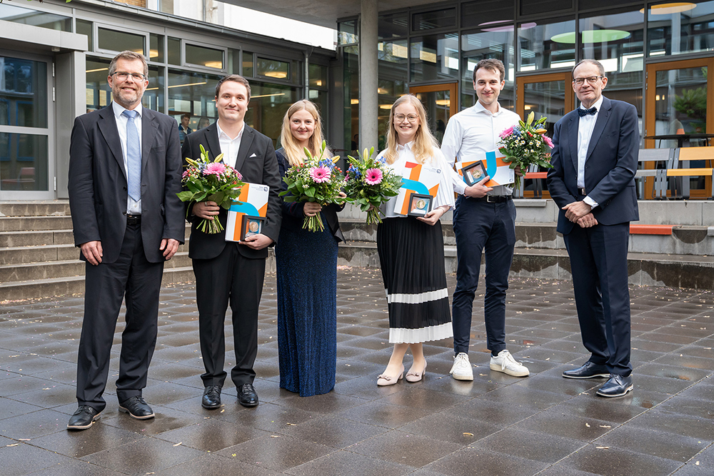 v.l.n.r.: Prof. Dr. Kai Litschen, die ausgezeichneten Absolventinnen und Absolventen Dené Schunck, Cindy Anton, Philomena Mercedes Susan Finke-Fricke, Carl Thaler sowie Prof. Dr. Ralf Imhof (Foto: Alec Pein)