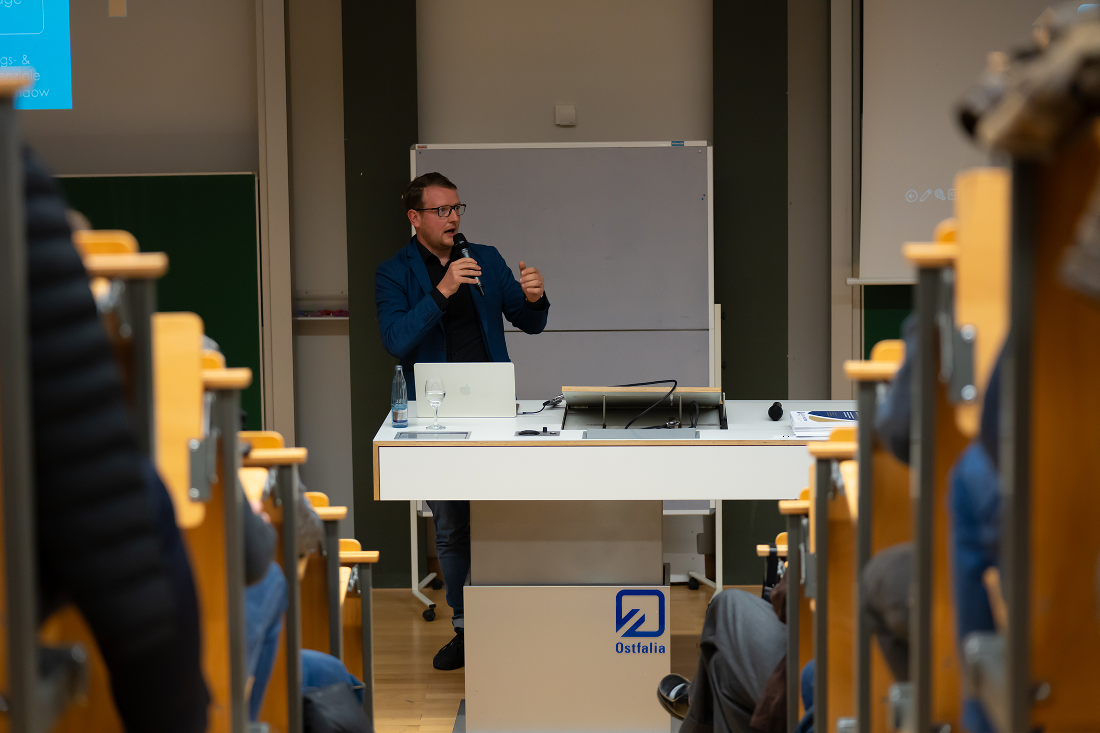 Prof. Dr. Matthias Quent berichtet von seiner Forschung zu Rechtsextremismus