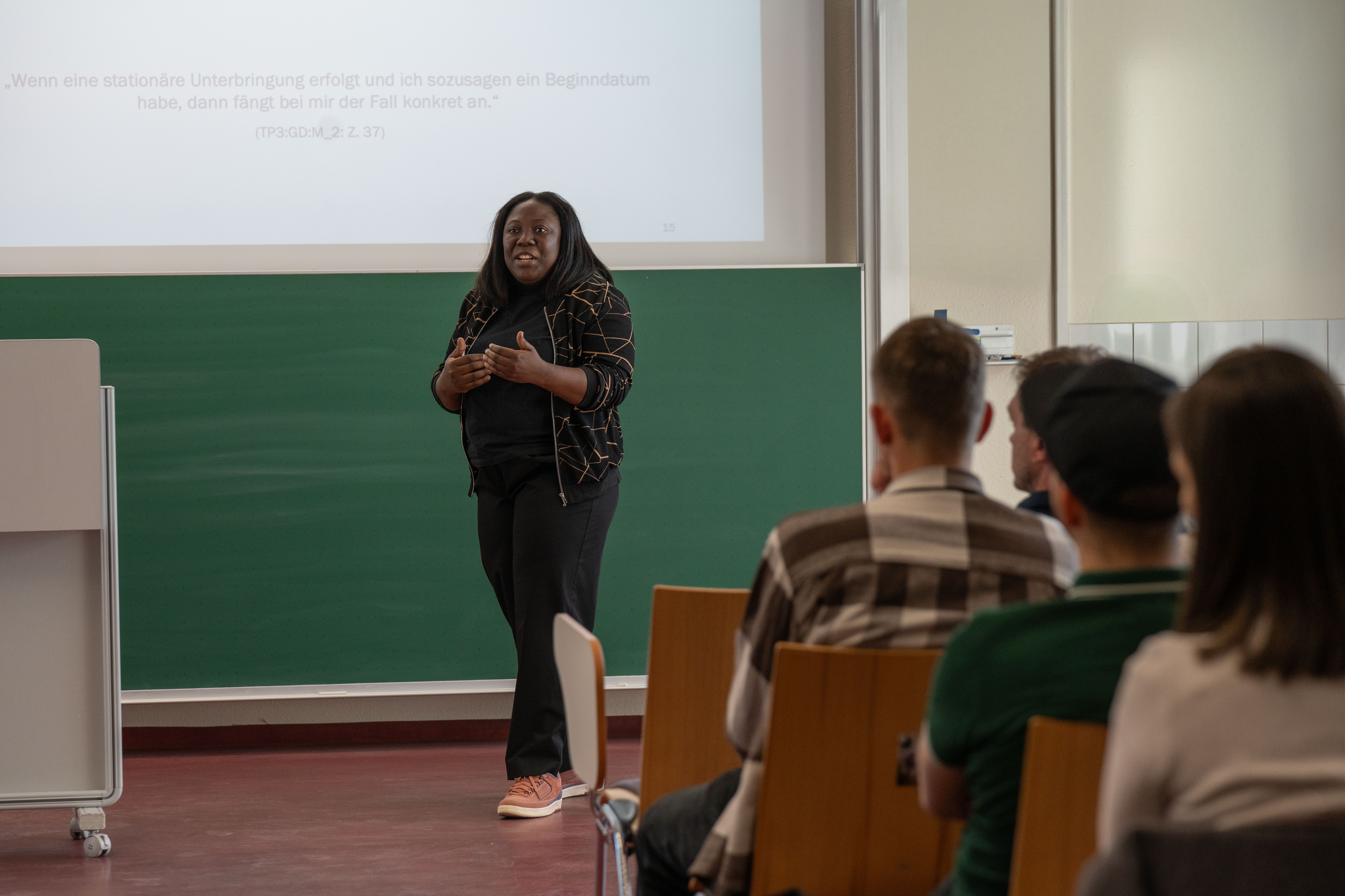 Dr. des. Sandrine Bakoben berichtet dem Publikum von den Erkenntnissen ihrer Untersuchung