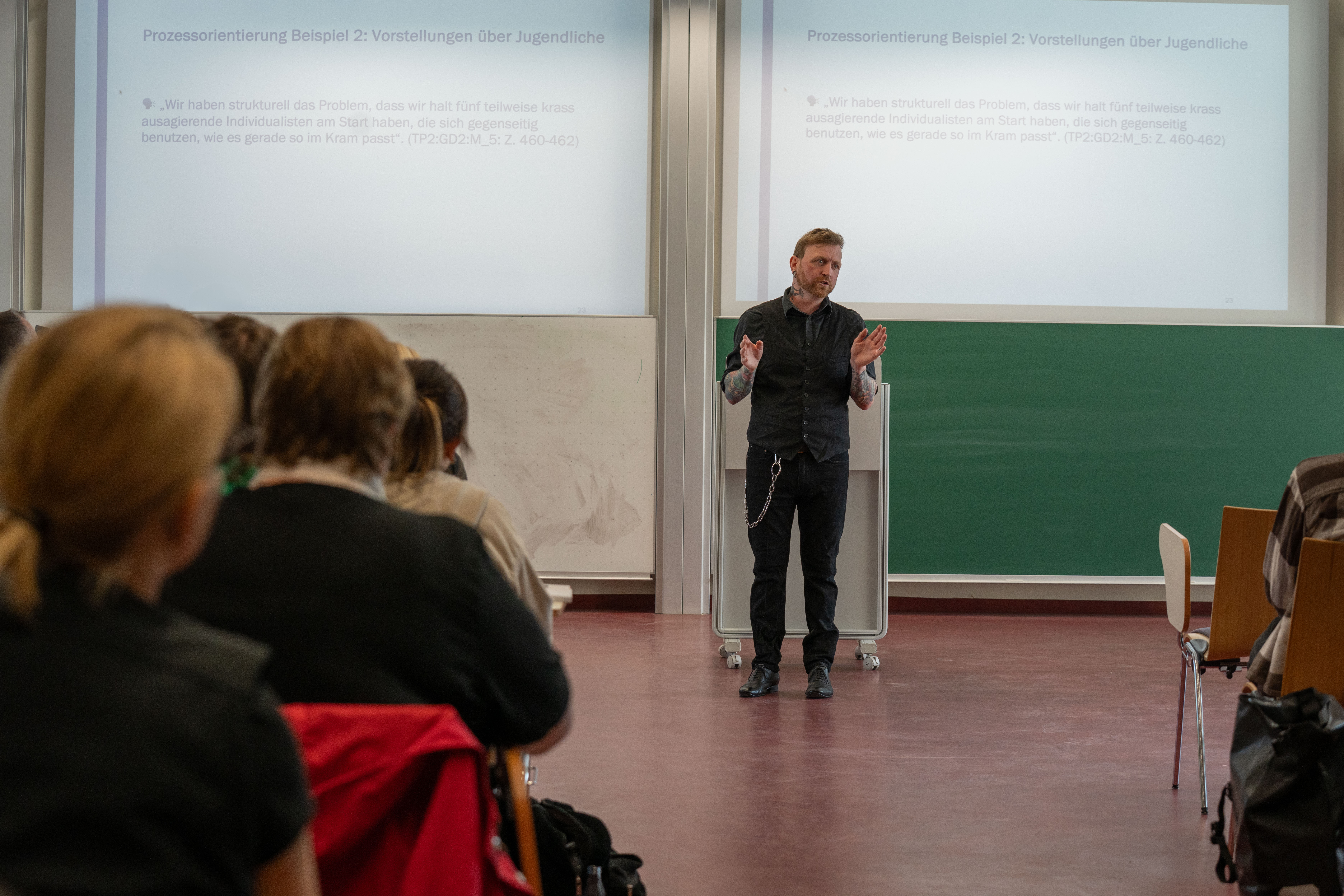 Prof. Dr. Timo Schreiner eröffnet die Tagung mit einem Vortrag
