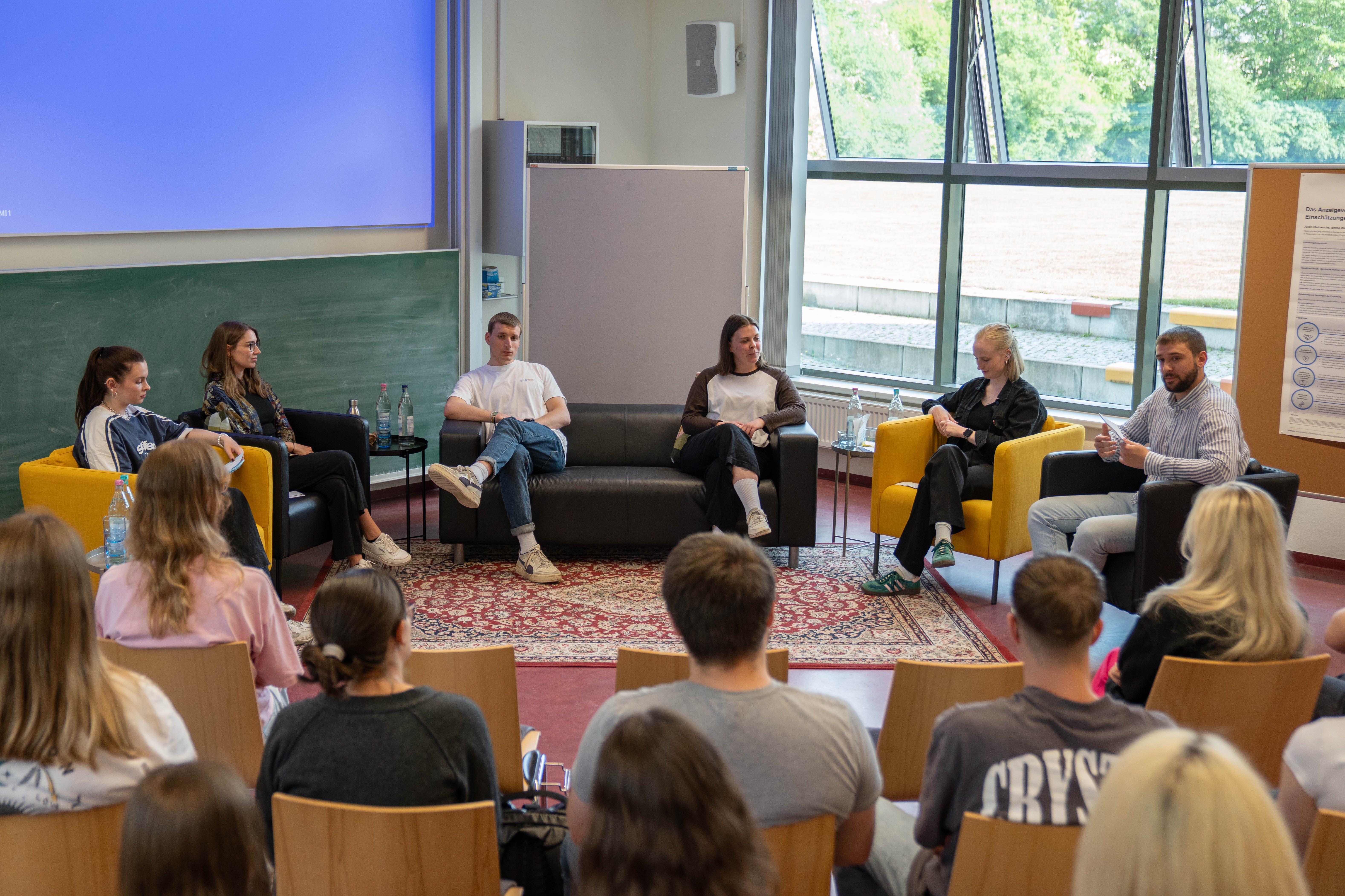 Fanny Lehman (ganz links) und Julian Steinwachs (ganz rechts) übernahmen die Moderation der Podiumsdiskussion