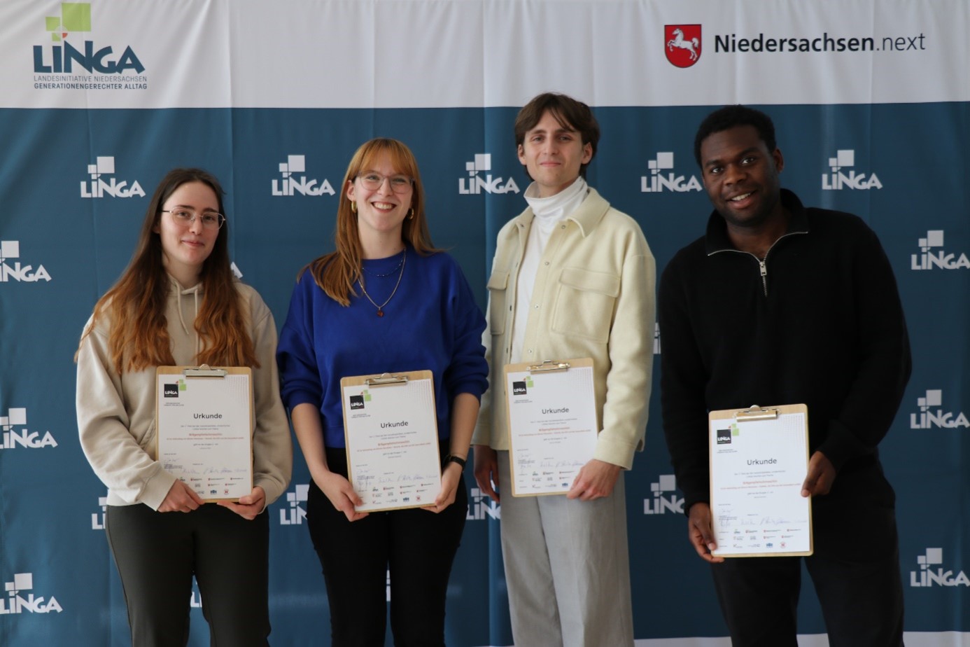Studierende der Fakultät Soziale Arbeit präsentieren ihre Urkunden