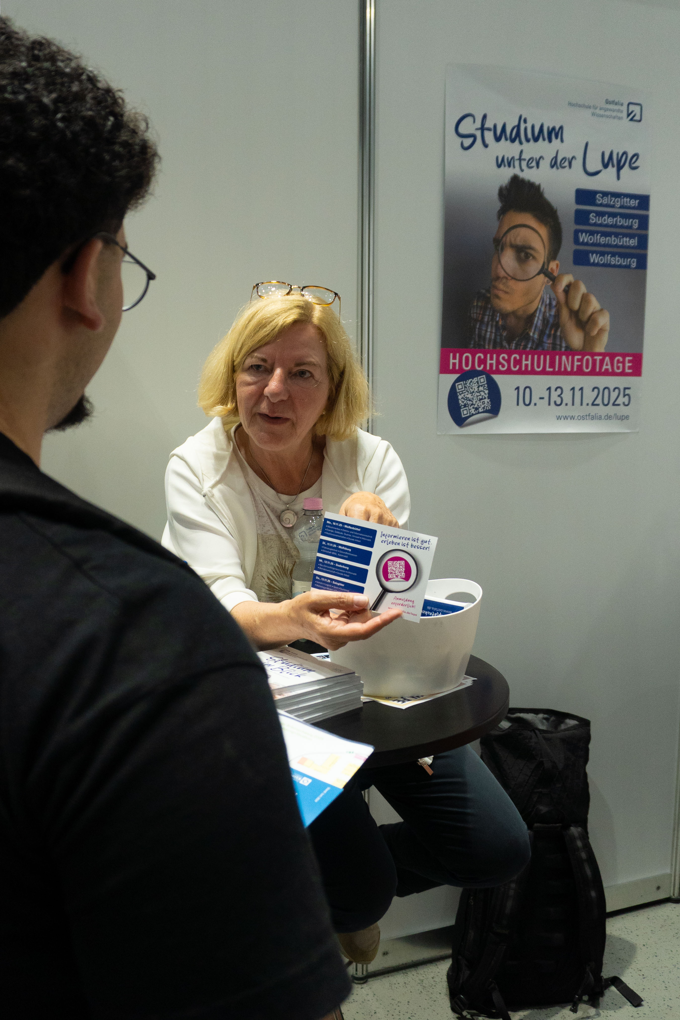 Bettina Denecke informiert am Stand die Interessenten