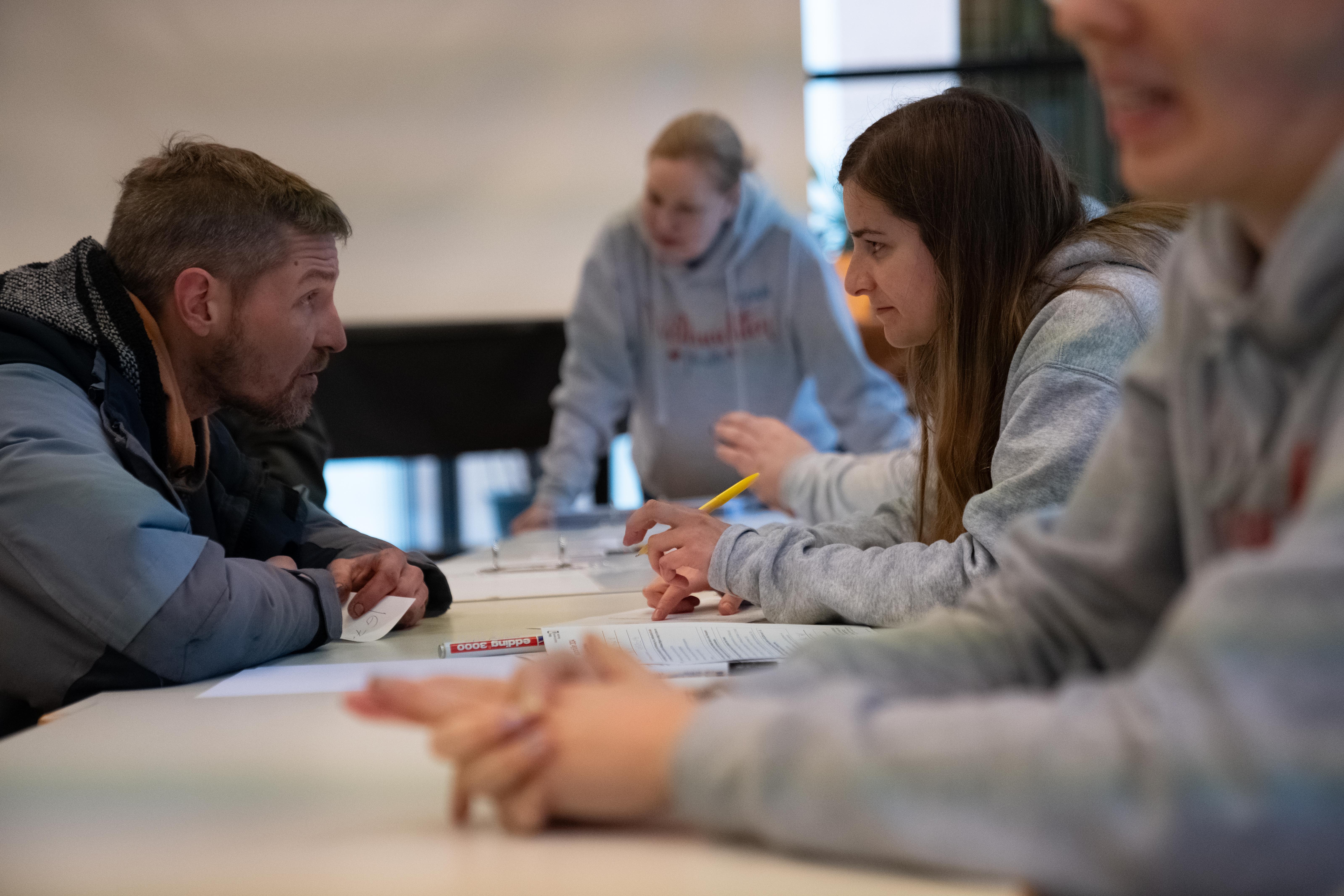 In den Gesprächen erfahren die Studierenden viel über die Schicksalsschläge der einzelnen Menschen