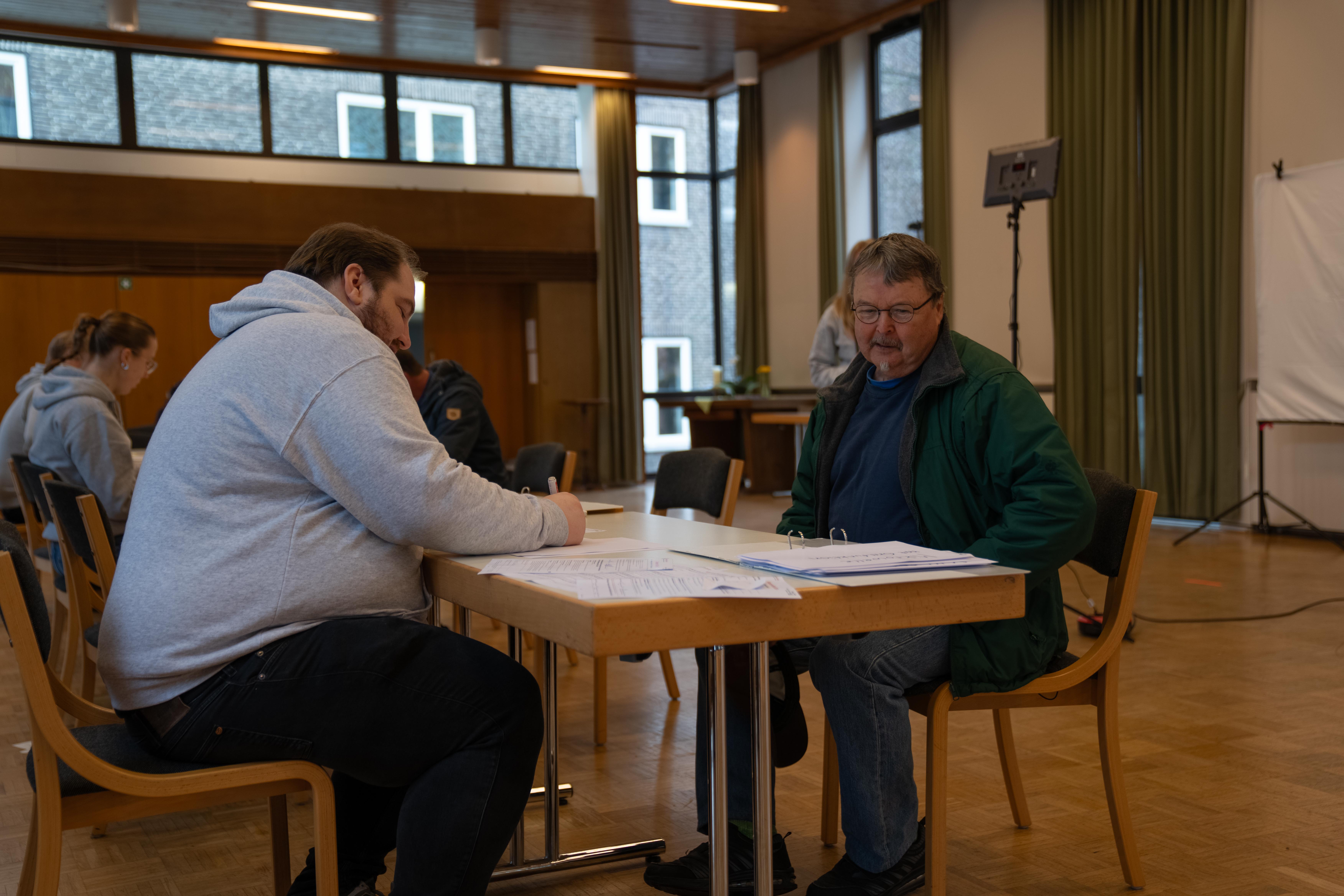 Die Studierenden notieren fleißig die Wünsche der Menschen