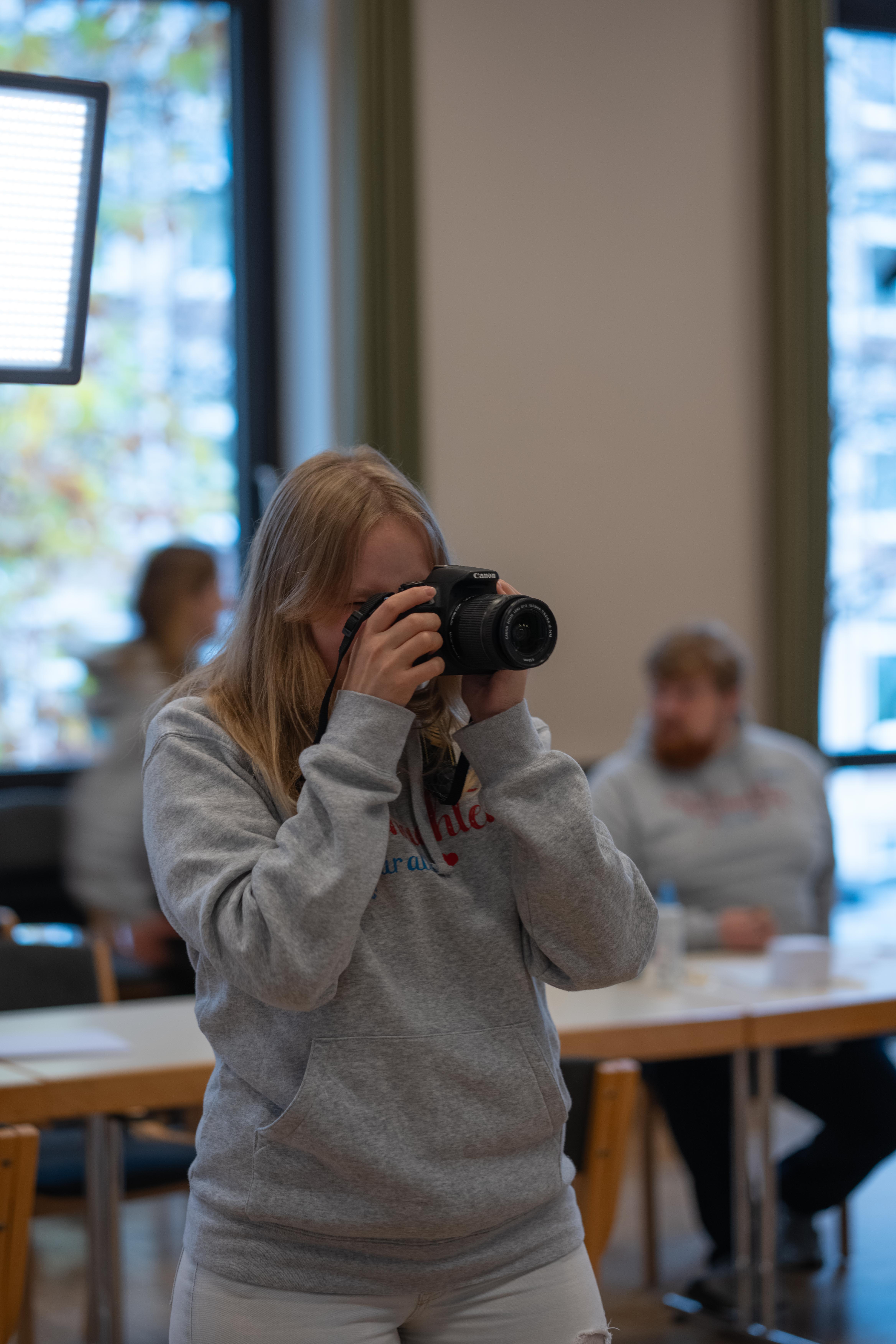 Die Studierenden machen fleißig Fotos von den Menschen und ihren Wünschen