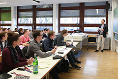 https://www2.ostfalia.de/cms/de/v/fakultaet/aktuelles/news_archiv/2017/2017_03_buechel_im_interview/2017_03_buechel_Bild_vorschaubild.jpg