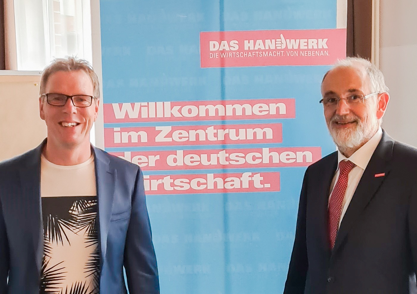 (li.) Michael Lindhofer, Obermeister der Innung für Elektrotechnik Wolfenbüttel-Salzgitter und (re.) Michael Wolff, Geschäftsführer - Kreishandwerkerschaft Süd-Ost-Niedersachen (Foto: Innung).