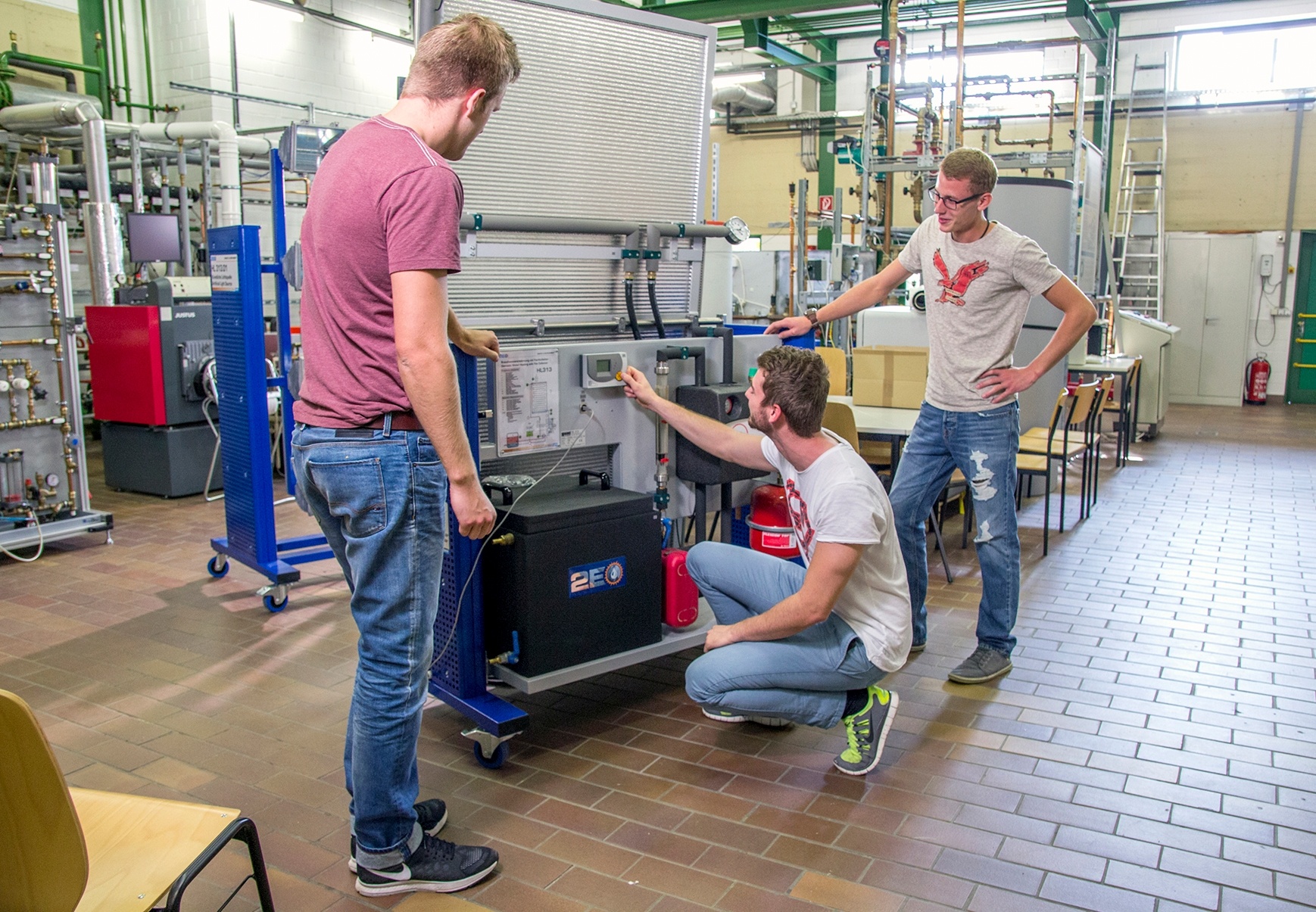 Studierende am Versuchsstand im Labor für Heizungstechnik.