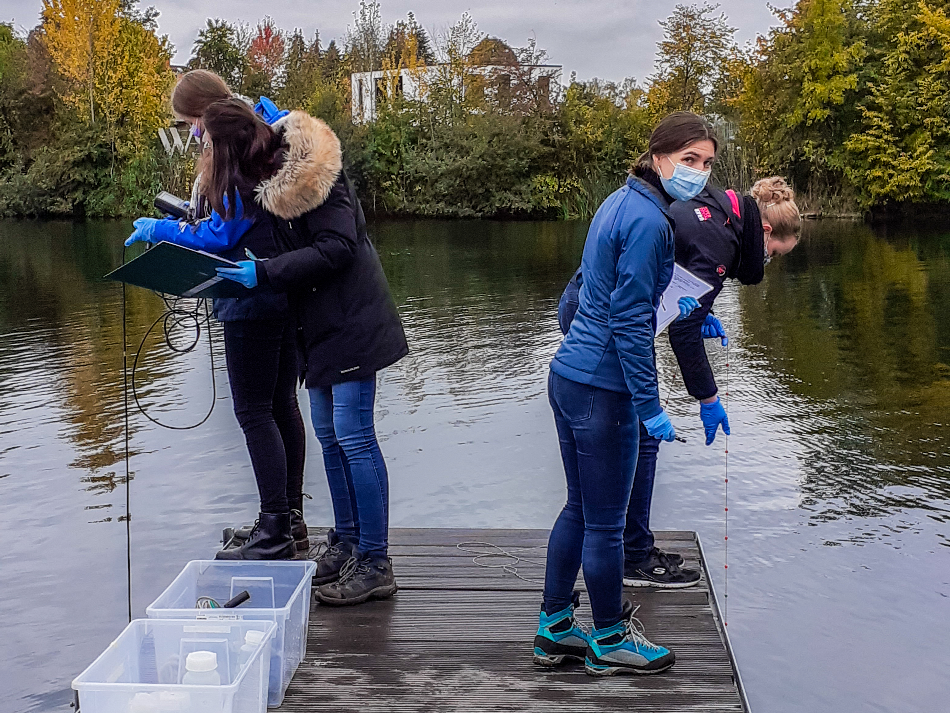 Studierende am Fümmelsee bei der Entnahme der Gewässerproben