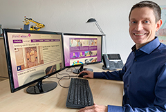 Prof. Grube an seinem Schreibtisch
