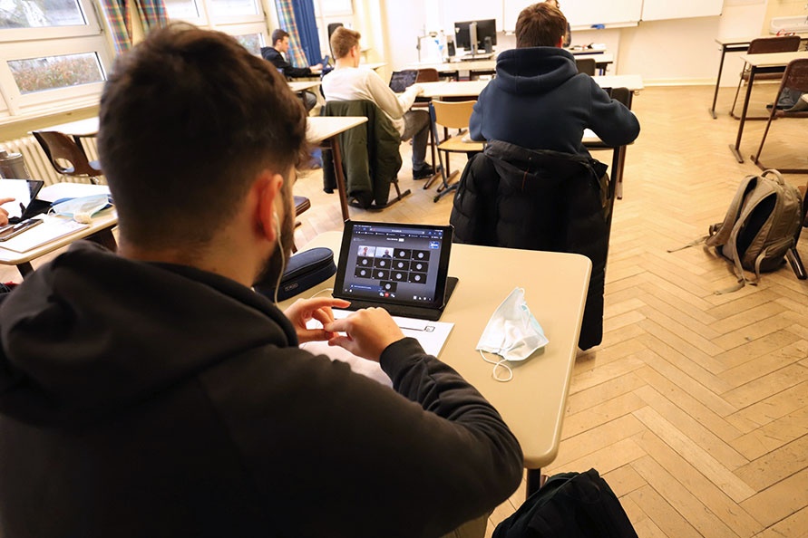Schüler/-innen beim digitalen Laborversuch