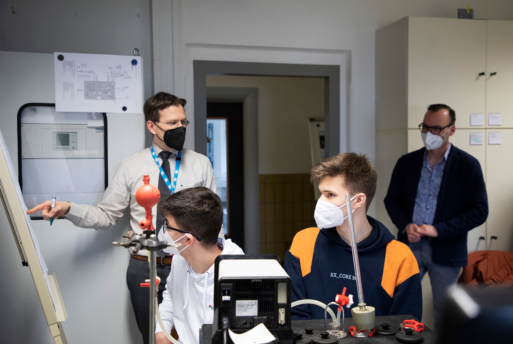 Prof. Henning Zindler (li.) mit Lehrer Gero Galuba (re.) und seinen Schülern zu Beginn des Laborversuchs.