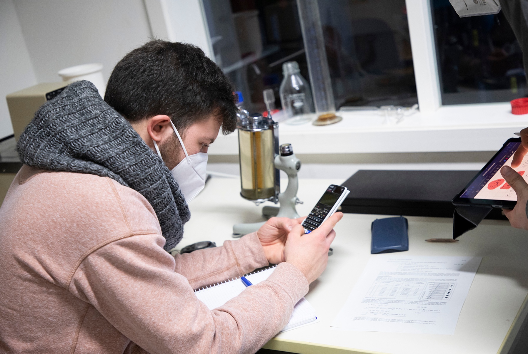 Student am Taschenrechner