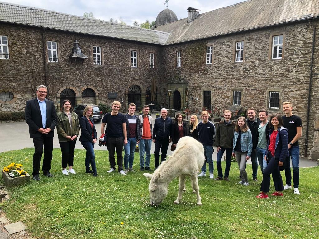Gruppenfoto während der Exkursion zu den Firmen Viessmann und Viega