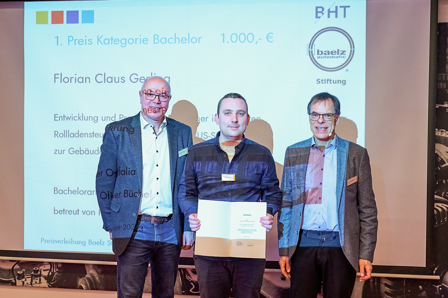 Jungingenieur Florian Gerling (Mitte) während der Preisverleihung.