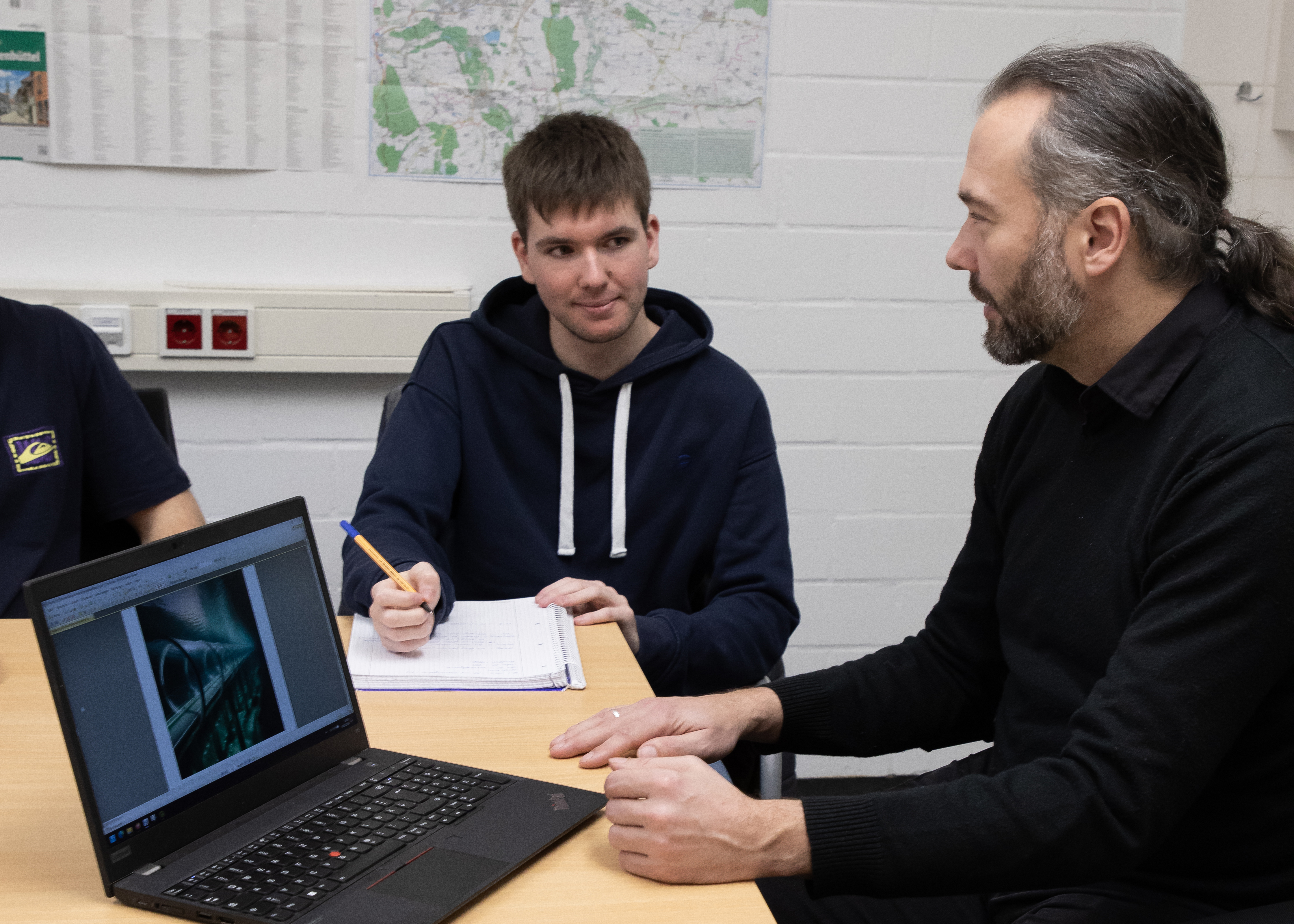 Professor Jan Büchsenschuß und Student Bastian Koch während der Projektarbeit